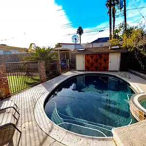 https://newer-ranch-with-pool-and-hot-tub-near-the-strip-and.las-vegashotels.net